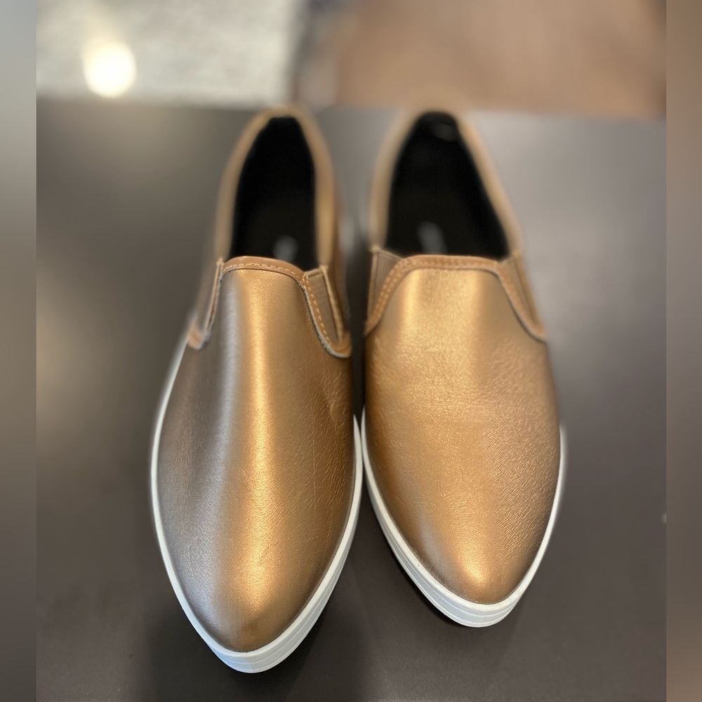 Women’s, Color: Bronze, Slip-On Shoes.  Size:9 BRAND NEW, Excellent  Condition
